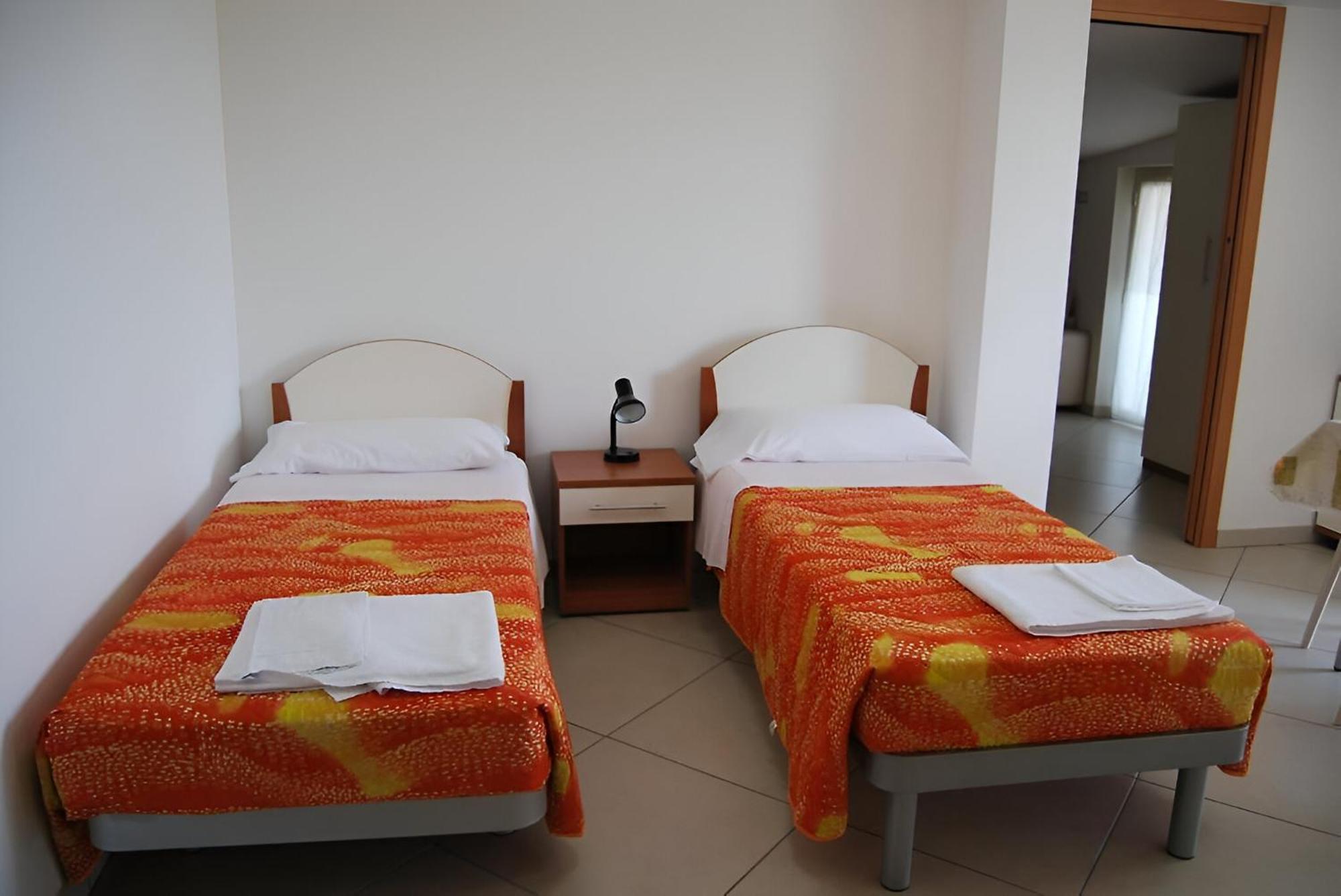 Eu Ropa Hotel Nereto エクステリア 写真